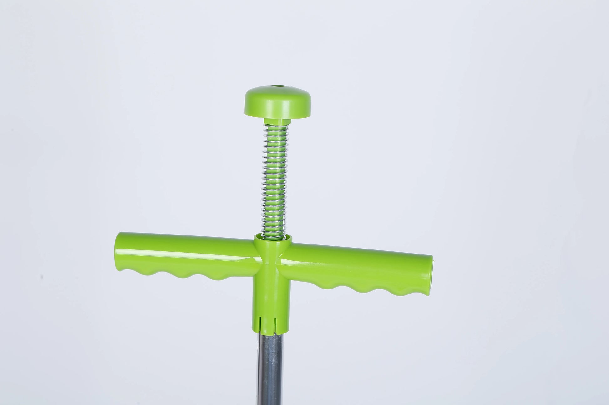 Stand-up weed puller claw close-up